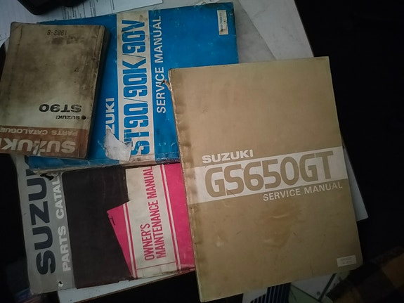 Suzuki GS650GT ja Honda Goldwing kirjatg GL1500 huoltokirjat / käyttöohjekirjat