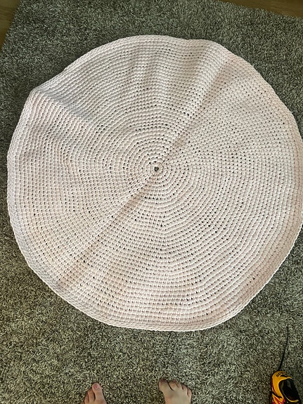 Itsetehty vaaleanpunainen matto