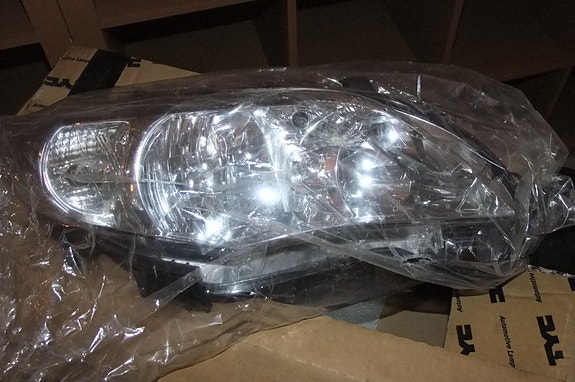 Toyota corolla 2010-11 uusi ajovalo oikealle
