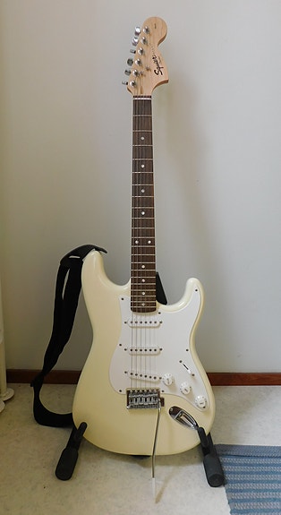 Squier Strat by Fender sähkökitara valkoinen + Roland Cube kitaravahvistin