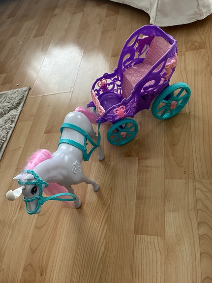 Barbie yksisarvinen ja vaunut lelu
