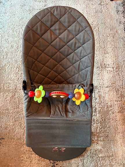 Babybjörn sitteri lelukaarella