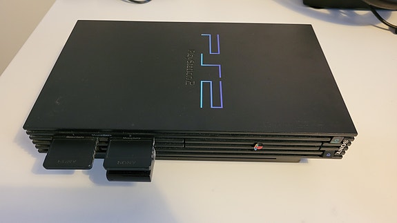 PlayStation 2 Fat SCPH-39004 + 2 ohjainta + ratti + 9 peliä + muistikortit
