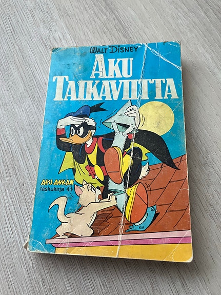 Aku Ankka Aku Taikaviitta pokkari sarjakuvakirja