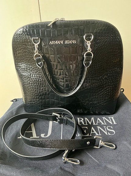 Armani Jeans naisten musta reilunkokoinen laukku