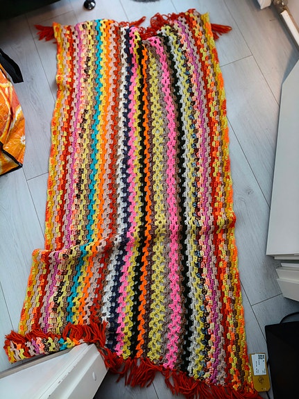Ihana värikäs vintage-tyylinen virkattu torkkupeitto / retropeitto