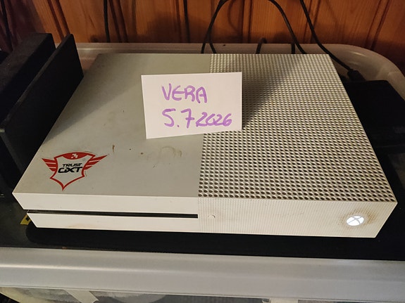 Xbox One S konsoli + pelejä