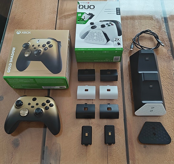 Xbox Series X/S-ohjain ja lataustelakka+akut