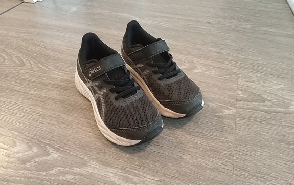 Uudenveroiset paristi käytetyt Asics lenkkarit, 30 koko