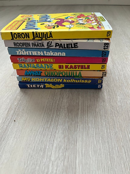 Aku Ankka taskukirja -pokkareita nippu