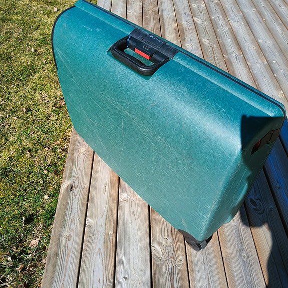 Vihreä matkalaukku pyörillä