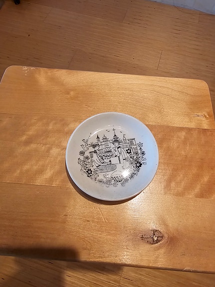 Arabia Emilia seinälautanen ”Piknik” 9,5 cm (vintage)