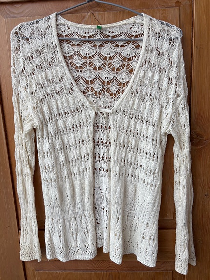 Kevyt kermanvärinen Benetton-neuletakki / light, cream-colored Benetton cardigan