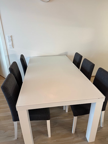 Myydään 6 hengen tukeva ruokapöytä siistillä lasipinnalla
