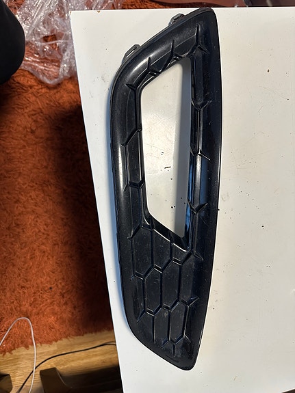 Ford etupuskurin ritilä / maskin osa