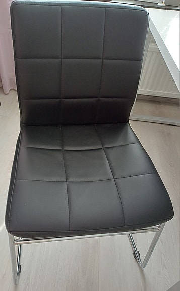 2 kpl Jyskin ruokapöydän tuolia
