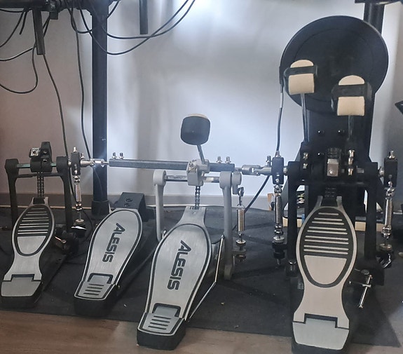 Alesis Nitro Sähkörummut+ mm. Millenium tuplapedaali
