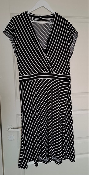 Naisten mekko