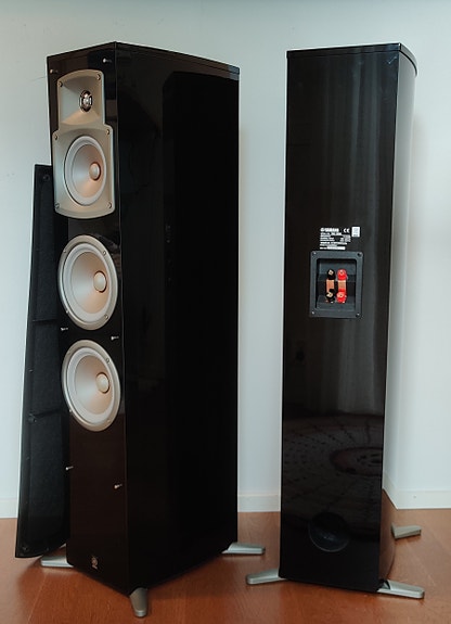 Yamaha NS-555 lattiakaiuttimet ja RX-V371 vahvistin