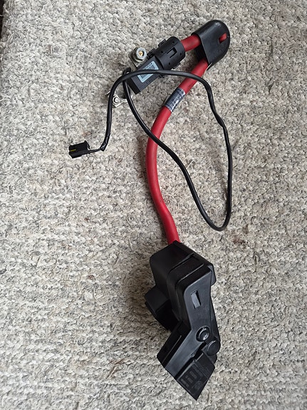 Myydään BMW E65/66 Akkukaapeli