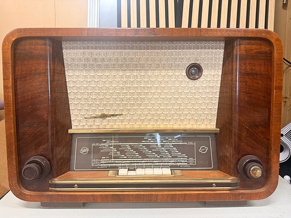 Vanha puukoteloinen/putkiradio