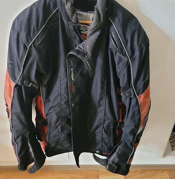 MP ajopuku: Sweep Fashion  L/M   musta/punainen
