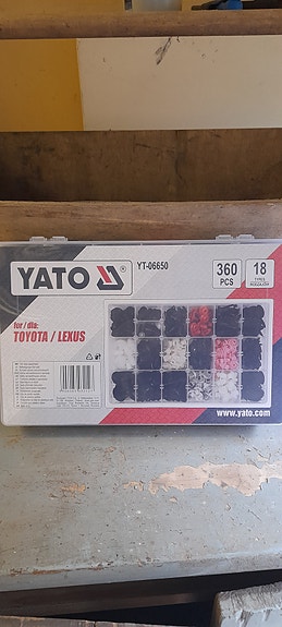 Toyota Lexus auton korikiinnike- ja muoviniittilajitelma