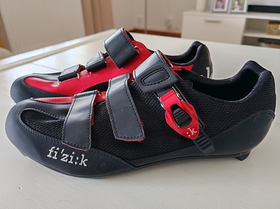 Pyöräilykengät (uudet) Fizik 43 musta/punainen