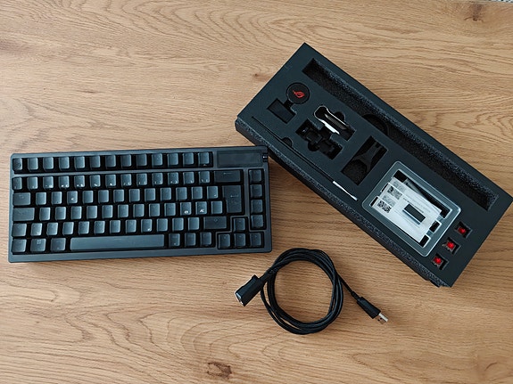 Asus ROG Azoth pelinäppäimistö
