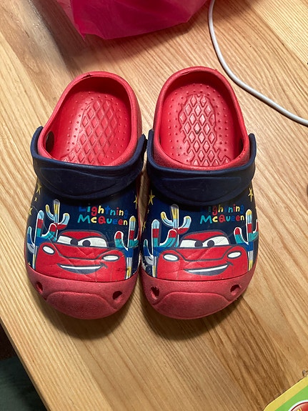 Annetaan ”crocsit” koko 28