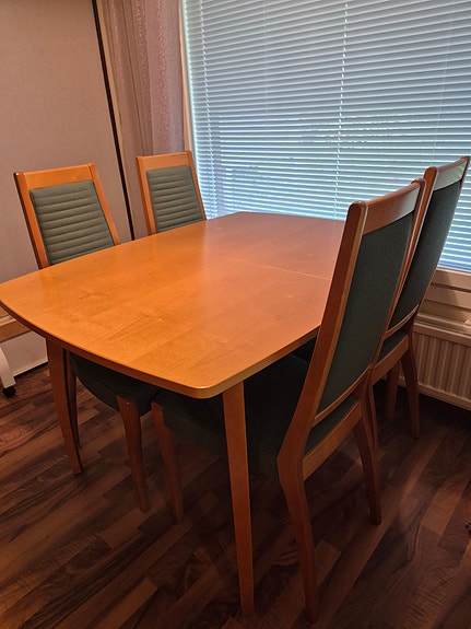 Askon ruokapöytä ja 4 tuolia puu / vihreä verhoilu