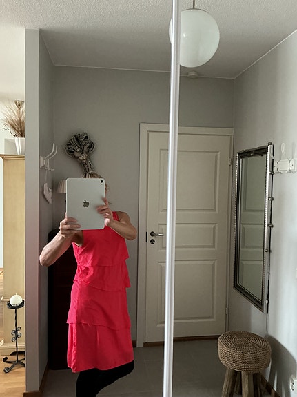 Korallin värinen mekko