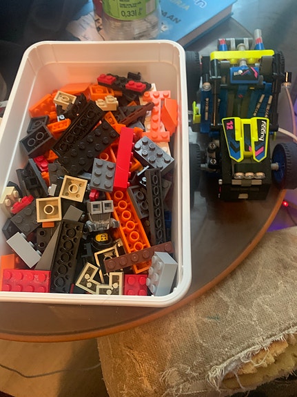 LEGO Technic auto ja sekalaisia palikoita