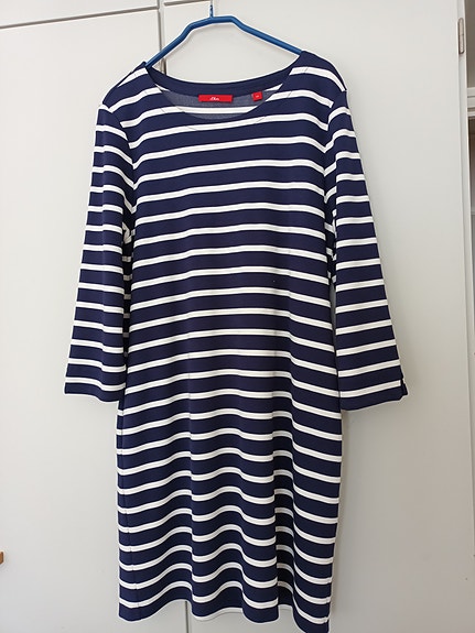 Raidallinen mekko