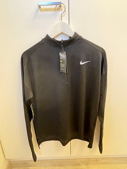 Nike musta pusero