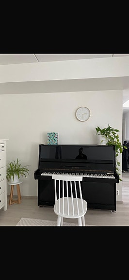 Etyde piano musta VARATTU