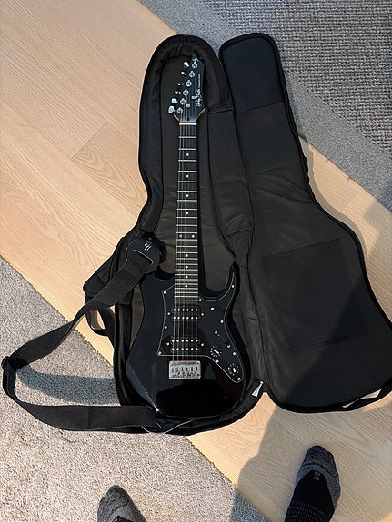 Harley Benton RG-Junior BK Rock Series -sähkökitara ja kantoreppu