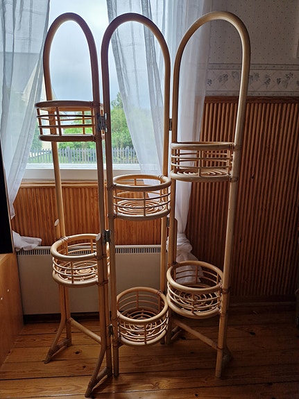 Rottinkinen retro kukkateline