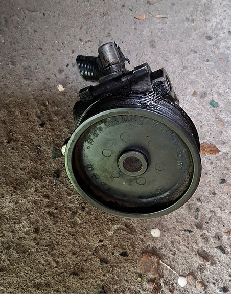 OM642 ohjaustehostimen pumppu