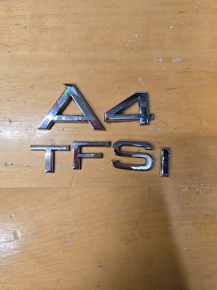 Audi A4 TFSI takaluukun merkit