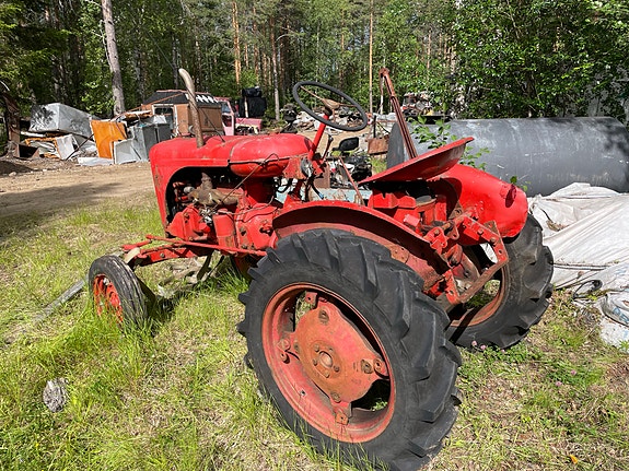 Punainen vanha traktori