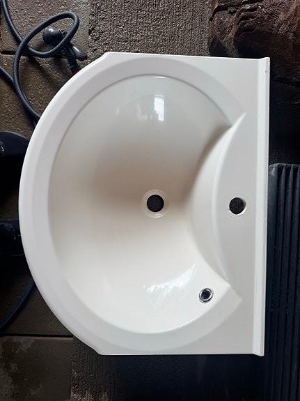 Valkoinen pesuallas wc / kylpyhuoneeseen