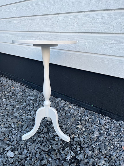 Valkoinen pyöreä sivupöytä