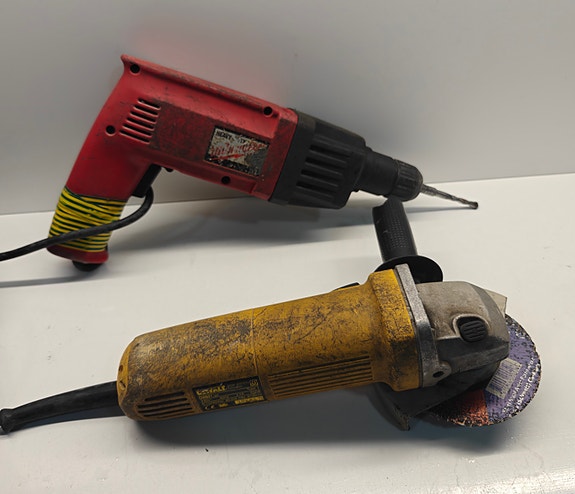 Dewalt DW821 kulmahiomakone ja Milwaukee 5320-51 porakone