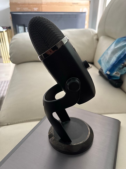Blue Yeti-mikrofoni musta