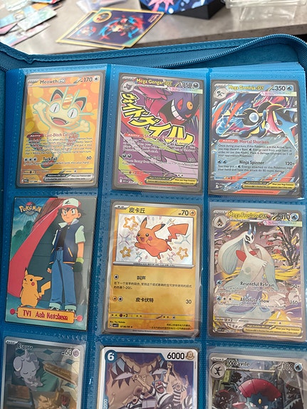 Pokemon ja One Piece keräilykortteja