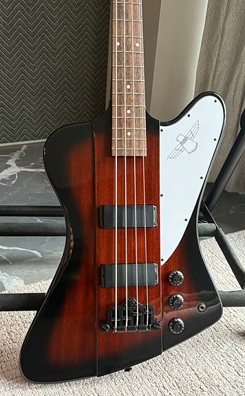 Epiphone Thunderbird IV VSB -sähköbasso + gig bag