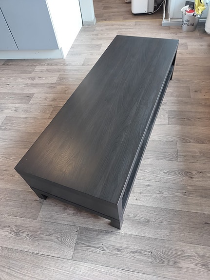 musta IKEA tv-taso