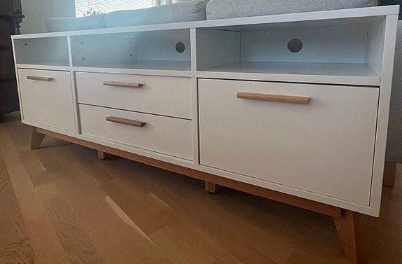 Kaunis ja laadukas, valkoinen TV-taso
