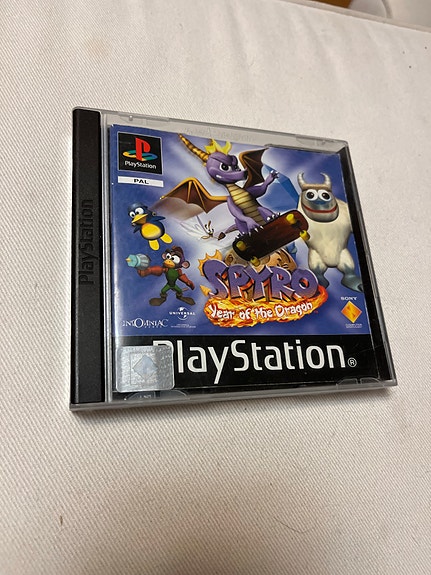 PlayStation Spyro: Year of the Dragon peli